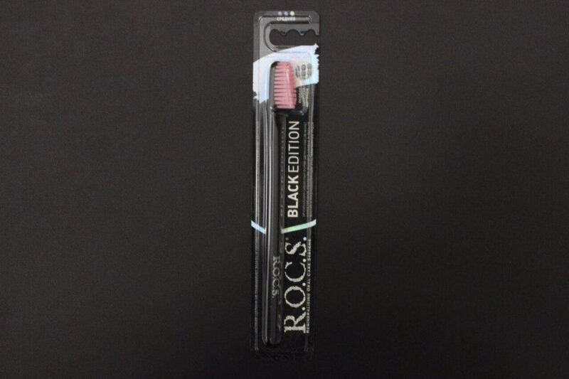Зубная щетка "R.O.C.S" Black Edition Classic для взрослых розовая 1