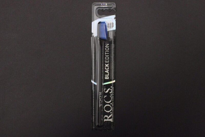 Зубная щетка "R.O.C.S" Black Edition Classic для взрослых синяя 1