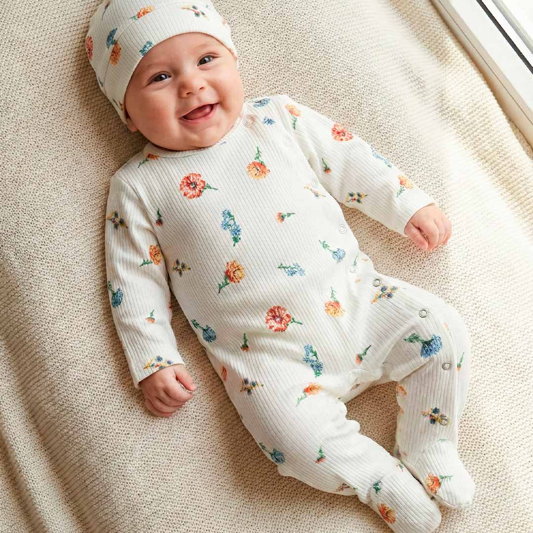 9160469966d99c452681b0e817cef05b_012926133135.jpeg Слип SD BABY с шапочкой на клепках в рубчик Цветы Белый 1