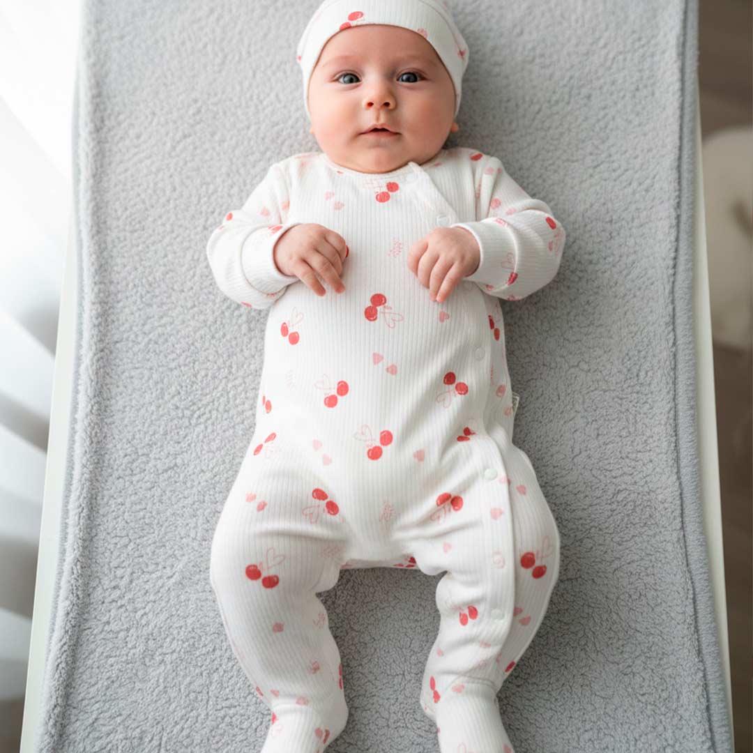 e5c87c2e52a2477fe4863392ab28b22b_012926135449.jpeg Слип SD BABY с шапочкой на клепках в рубчик Вишенки Белый 1