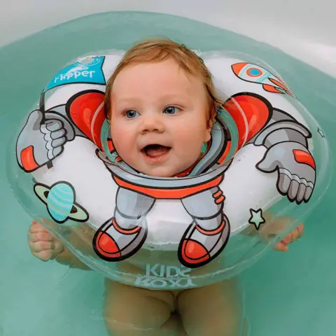 Фото Круг для купания ROXY-KIDS Flipper надувной на шею 38х39 см Космонавт 0-3 лет