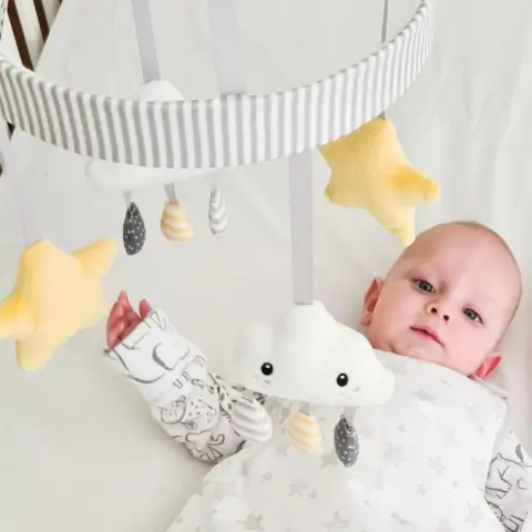 Фото Мобиль Nuby Музыкальная карусель мечтательное облако и звезда 0+ мес