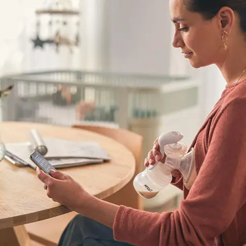 Фото Philips Avent Ручной молокоотсос Natural с бутылочкой SCF430/10