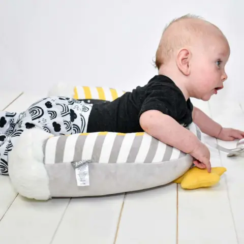 Фото Подушка для занятий Nuby мечтательное облако и звезда 0+ мес