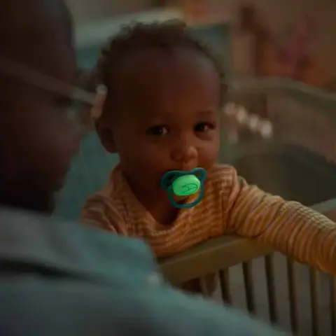 Фото Пустышка Philips Avent Ultra air nighttime луна звезда 6-18 мес 2 шт