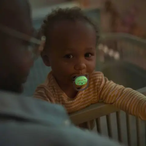 Фото Пустышка Philips Avent Ultra Air Nighttime Звездный тигренок 18+ мес 2 шт