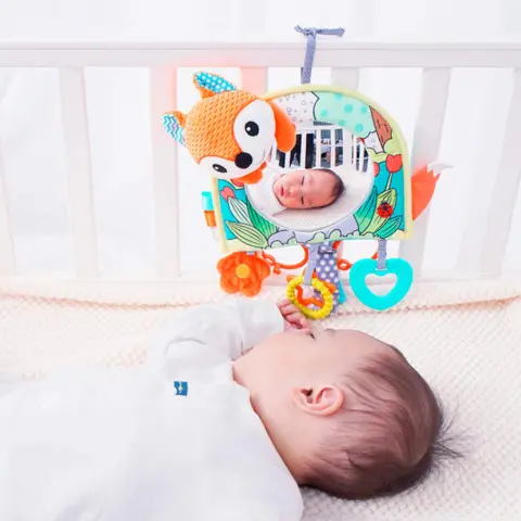 Фото Развивающая Игрушка подвеска Sozzy с зеркалом Лисичка