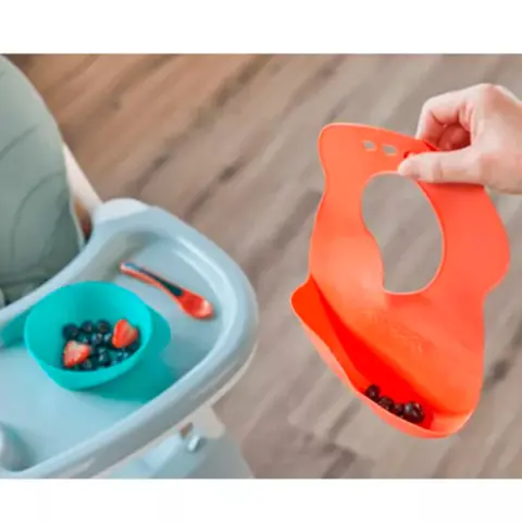 Фото Tommee Tippee Слюнявчик Roll'n' Go Bib 6+ мес