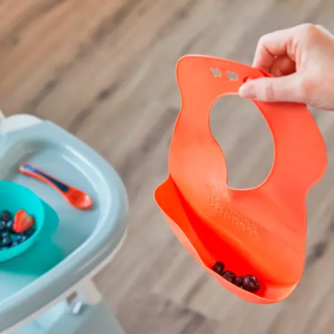 Фото Tommee Tippee Слюнявчик Roll'n' Go Bib 6+ мес